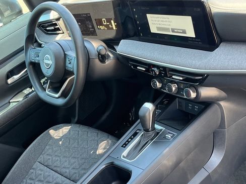 Used 2025 Nissan Kicks SV FWD image 9