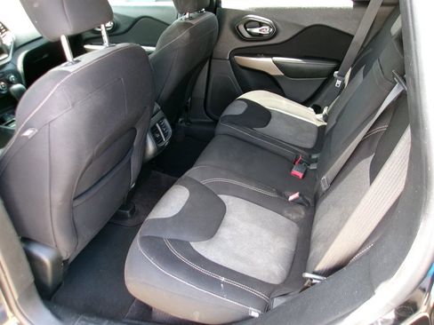 Used 2017 Jeep Cherokee Sport FWD image 16