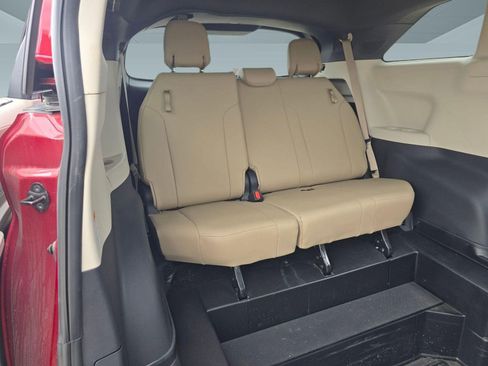 Used 2022 Toyota Sienna XLE w/ XLE Plus Package FWD image 27