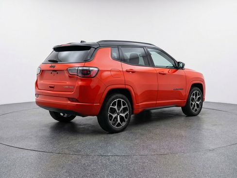 Used 2025 Jeep Compass Limited image 9