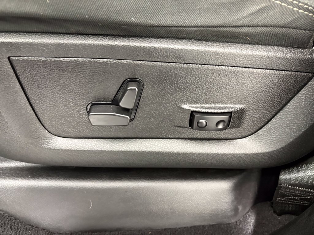 Used 2023 RAM 3500 Big Horn w/ Night Edition AWD/4WD image 14