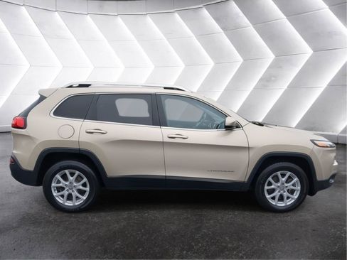Used 2015 Jeep Cherokee Latitude w/ Cold Weather Group AWD/4WD image 7