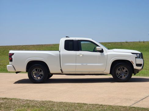 Used 2025 Nissan Frontier SV RWD image 7