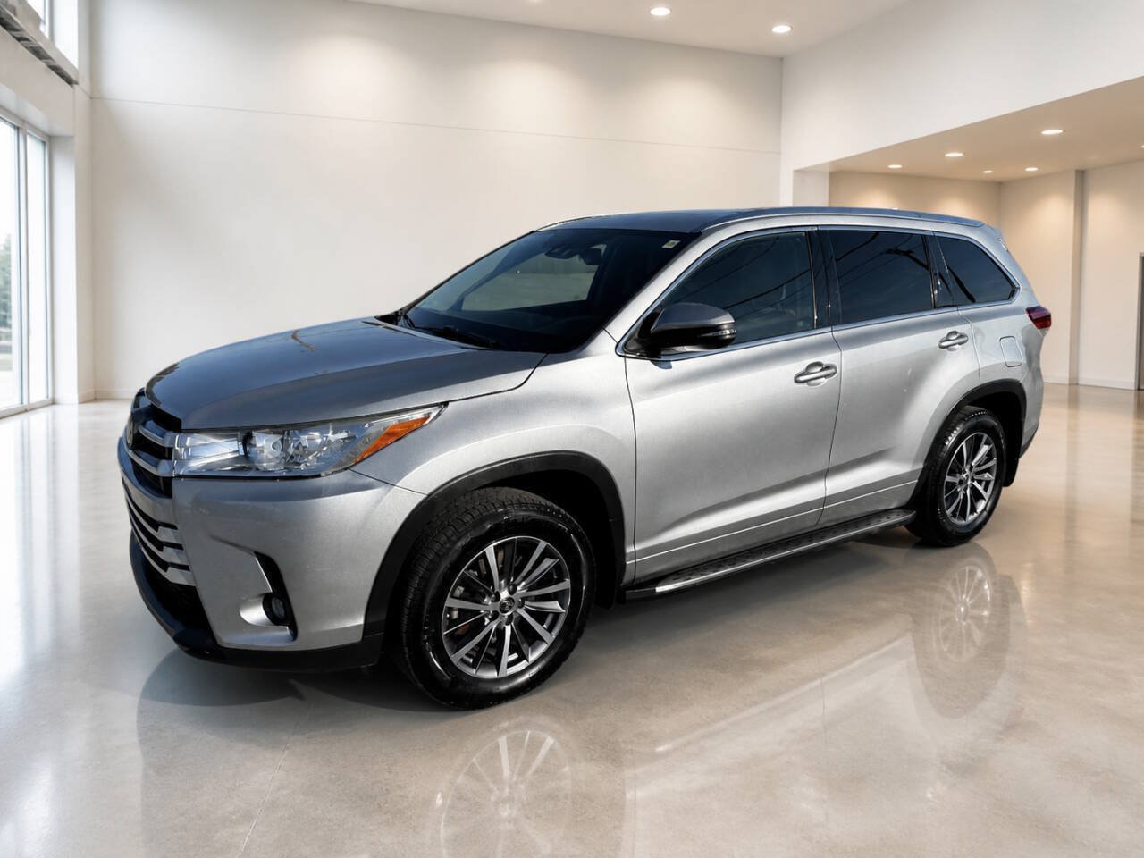Used 2017 Toyota Highlander XLE AWD/4WD image 2
