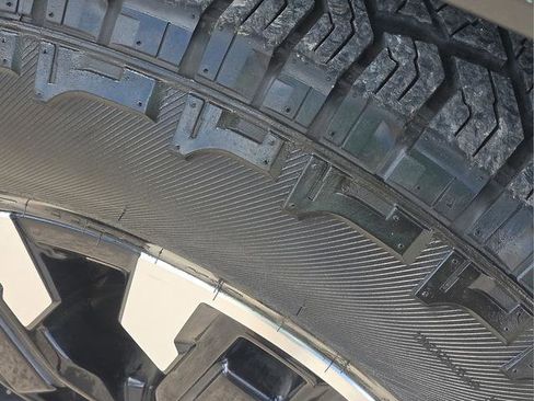 Used 2024 Nissan Frontier Pro-X image 9