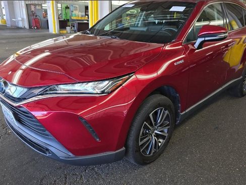 Used 2021 Toyota Venza LE w/ Carpet Mat Package (TMS) image 1