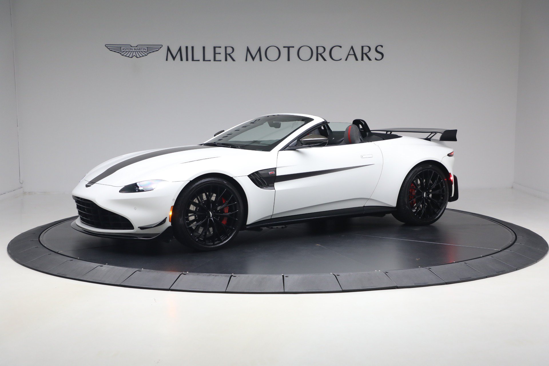 Used 2023 Aston Martin V8 Vantage Roadster RWD image 2