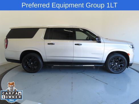 Used 2022 Chevrolet Suburban LT w/ Luxury Package image 2