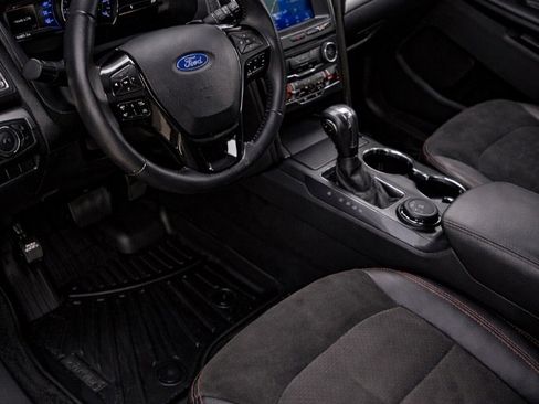 Used 2018 Ford Explorer XLT w/ Equipment Group 202A image 5