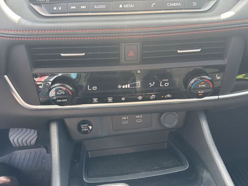 Used 2025 Nissan Rogue SV AWD/4WD image 19