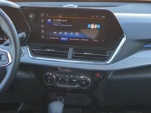 Used 2025 Chevrolet Trax LT w/ LT Convenience Package image 18