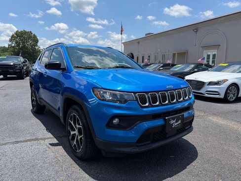 Used 2024 Jeep Compass Latitude AWD/4WD image 4