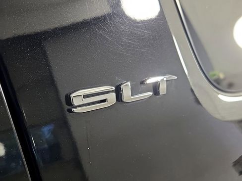 Used 2023 GMC Acadia SLT FWD image 32