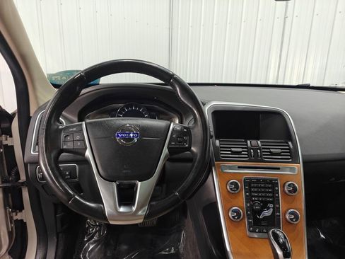 Used 2017 Volvo XC60 T5 Inscription w/ Preferred Option Package image 4