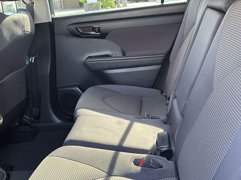 Used 2020 Toyota Highlander LE image 29