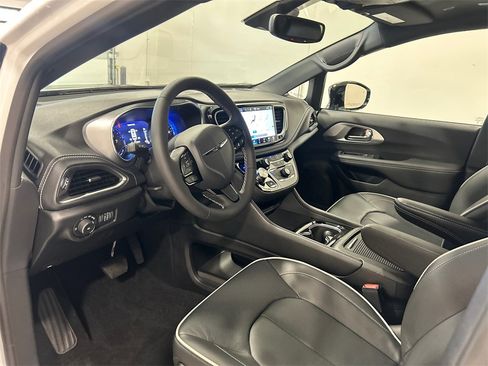 New 2026 Chrysler Pacifica Limited w/ S Appearance Package image 17