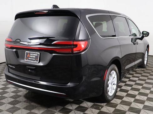 Used 2025 Chrysler Pacifica Select image 11
