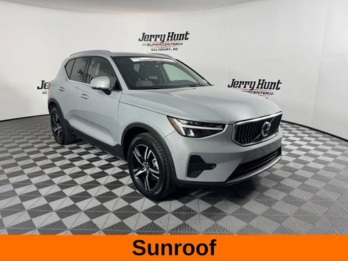 Used 2024 Volvo XC40 B5 Core image 6
