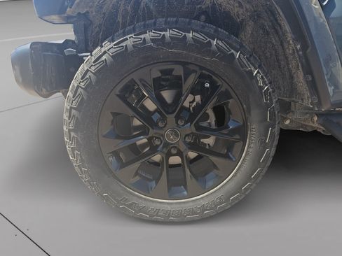Used 2025 Jeep Gladiator Sport AWD/4WD image 9