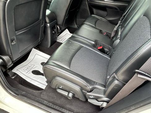 Used 2018 Dodge Journey Crossroad w/ Nav & Sun Group FWD image 9