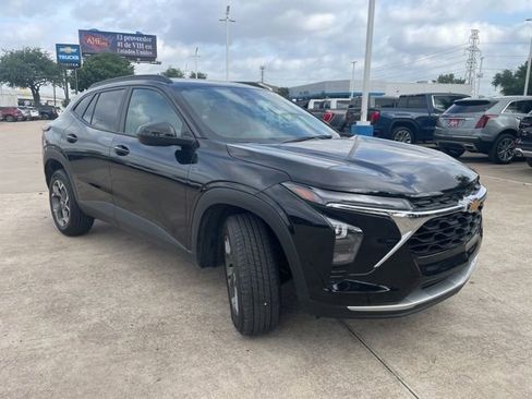 Used 2025 Chevrolet Trax LT FWD image 3
