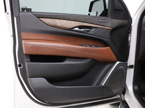Used 2019 Cadillac Escalade ESV Luxury AWD/4WD image 16