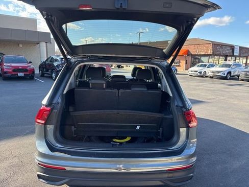 Used 2024 Volkswagen Tiguan SE image 35