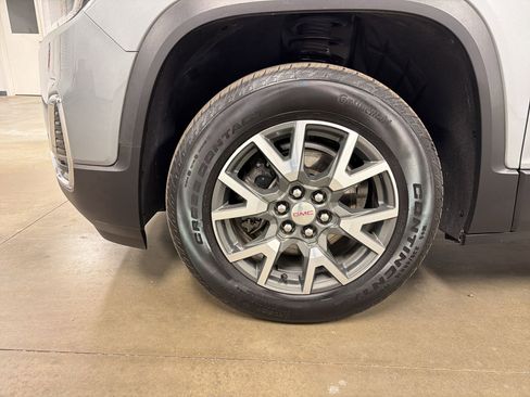 Used 2023 GMC Acadia SLE image 11