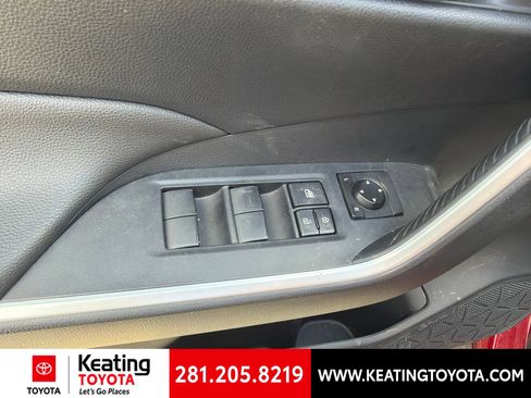 Used 2019 Toyota RAV4 XLE w/ Convenience Package FWD image 12