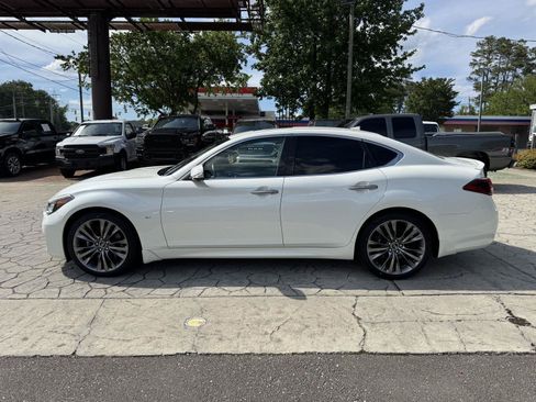 Used 2018 INFINITI Q70 Luxe RWD image 9