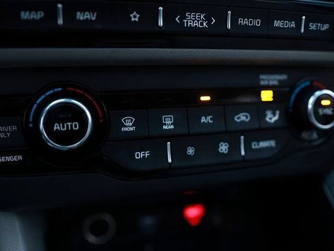 Used 2020 Kia Niro EX Premium FWD image 32