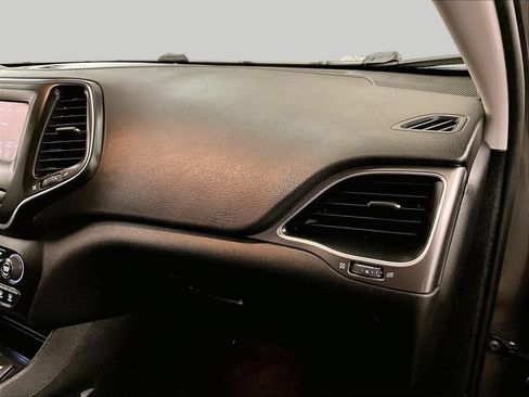 Used 2019 Jeep Cherokee Latitude Plus w/ Cold Weather Group AWD/4WD image 15