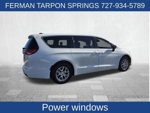 Used 2024 Chrysler Pacifica Touring-L image 11