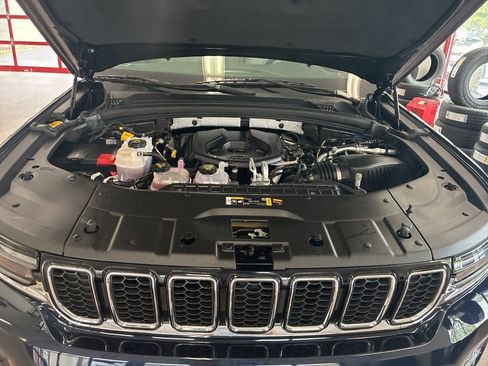 Certified 2022 Jeep Grand Cherokee Overland w/ Luxury Tech Group IV AWD/4WD image 33