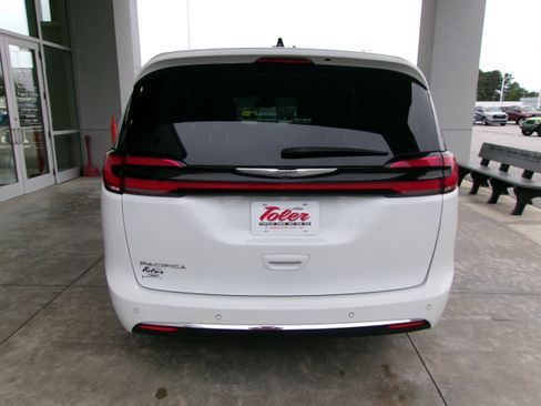 Used 2024 Chrysler Pacifica Touring-L FWD image 20