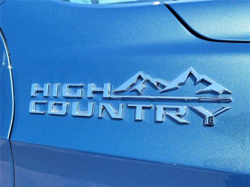 Used 2025 Chevrolet Suburban High Country AWD/4WD image 7