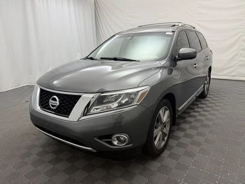 Used 2016 Nissan Pathfinder Platinum w/ Family Entertainment Package FWD image 2