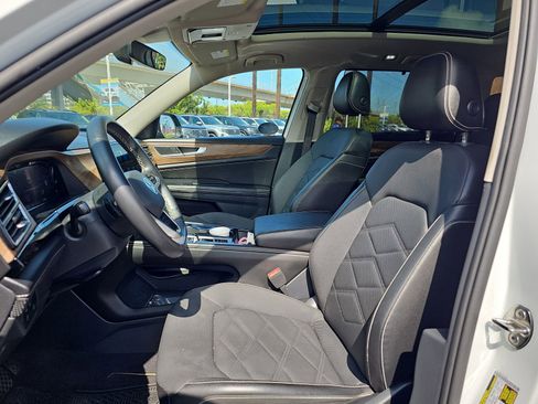 Used 2024 Volkswagen Atlas SE w/ Panoramic Sunroof Package FWD image 16