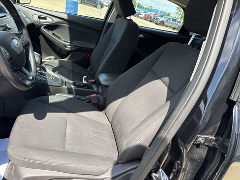 Used 2016 Ford Focus SE w/ SE Cold Weather Package FWD image 8
