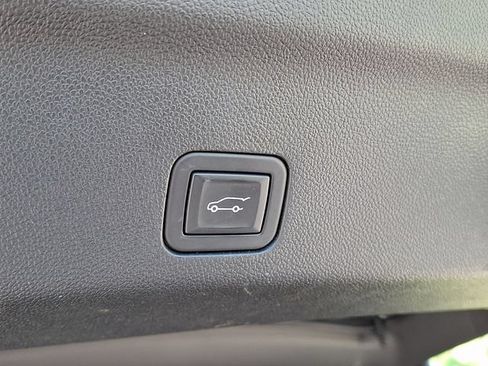 Used 2025 Chevrolet Tahoe Premier AWD/4WD image 25