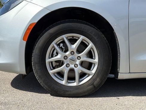 Used 2023 Chrysler Voyager LX image 12