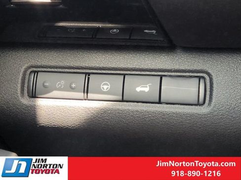 Used 2025 Nissan Pathfinder SV AWD/4WD image 23