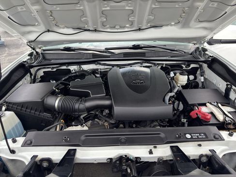 Used 2019 Toyota Tacoma SR5 AWD/4WD image 17