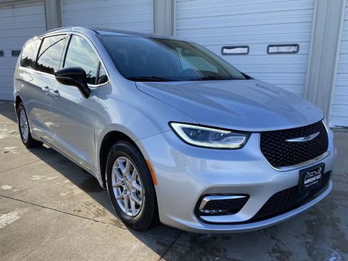 Used 2024 Chrysler Pacifica Touring-L image 1