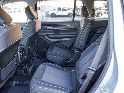 Used 2023 Jeep Grand Cherokee L Laredo image 19