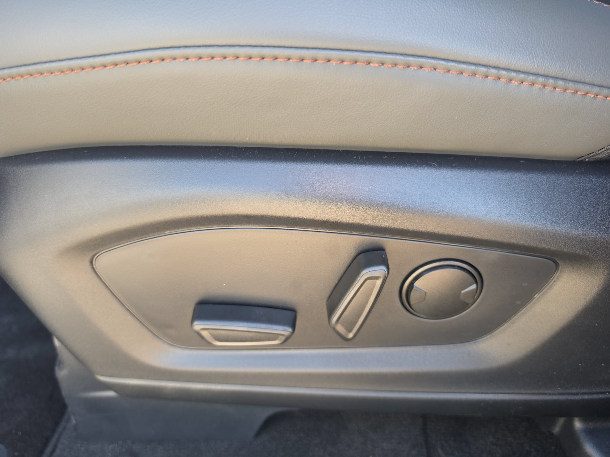 Used 2026 Ford Explorer Active w/ Active Comfort Package RWD image 8