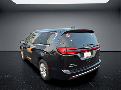 Used 2023 Chrysler Pacifica Touring-L FWD image 5