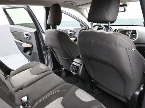 Used 2018 Jeep Cherokee Latitude w/ Altitude Package FWD image 25
