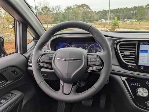 Certified 2026 Chrysler Pacifica Select w/ S Appearance Package image 24