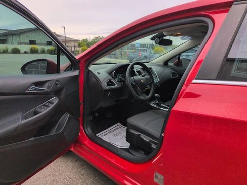 Used 2018 Chevrolet Cruze LT FWD image 9